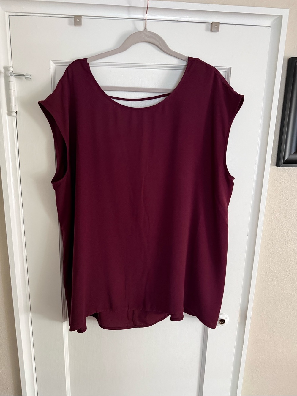 Halogen Sleeveless Scoop Neck Tunic in Maroon Wine